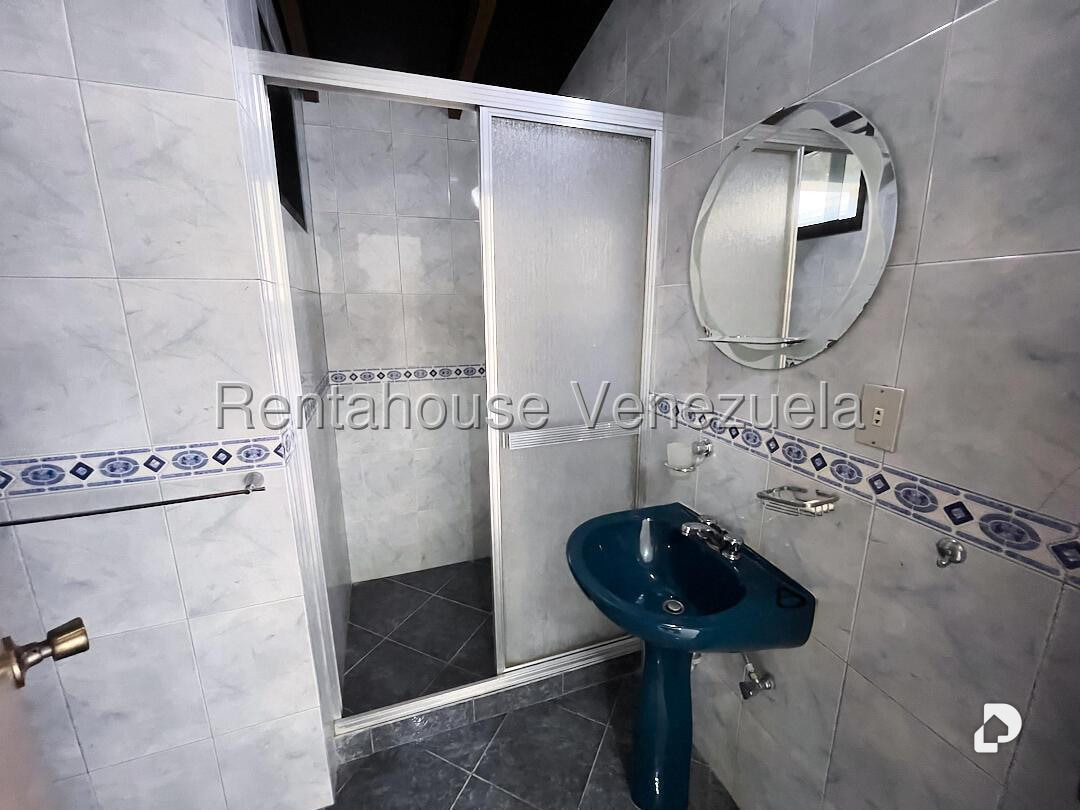 Casa en Lomas del Halcon, Caracas – 25