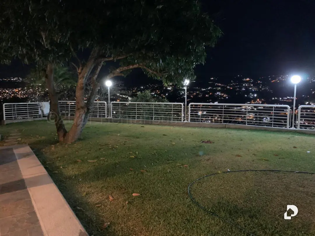 Casa en Cumbres de Curumo, Caracas – 30