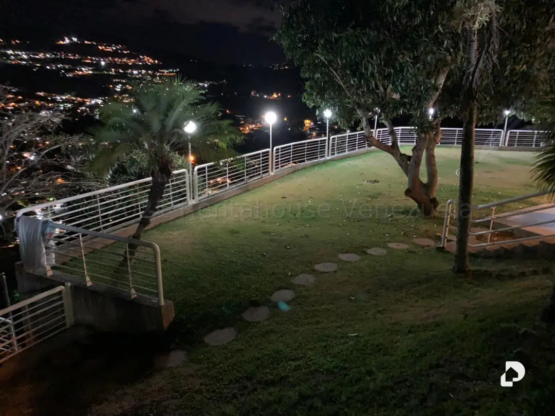 Casa en Cumbres de Curumo, Caracas – 28