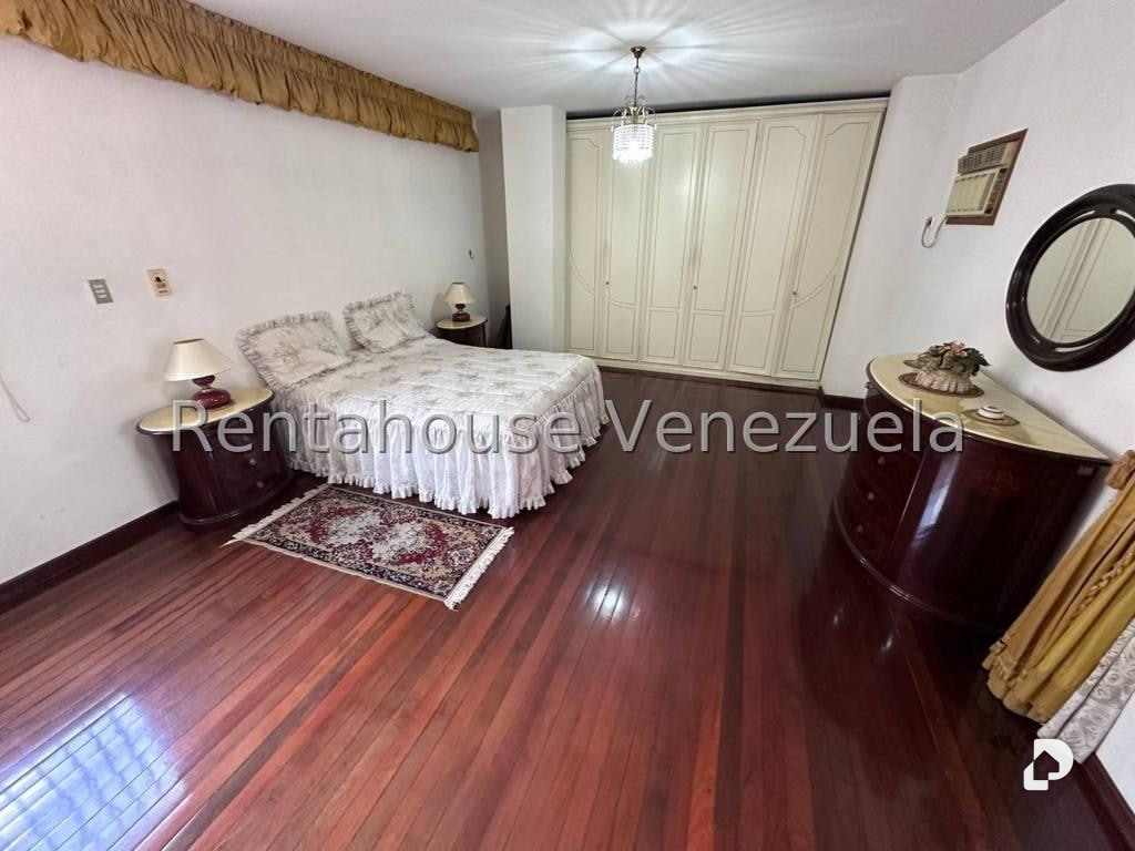 Casa en Altamira, Caracas – 25