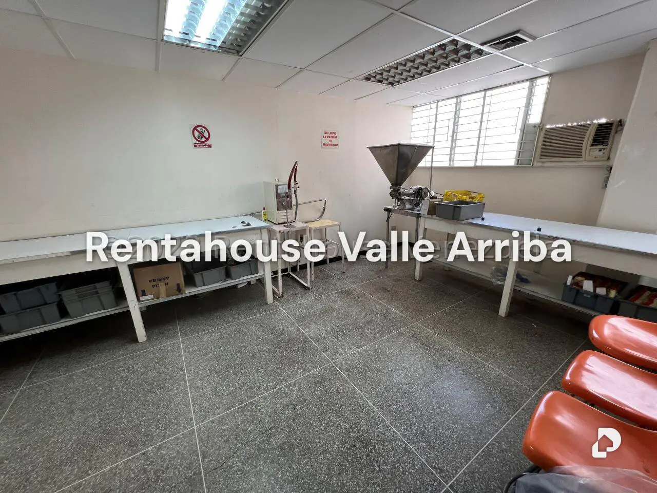 Local comercial en La Urbina, Caracas – 25