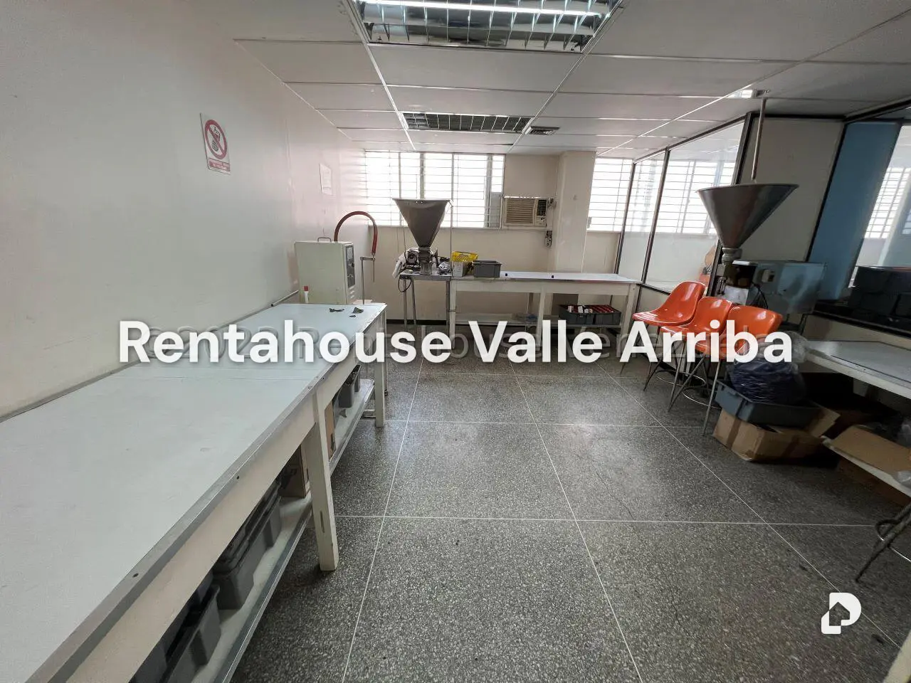 Local comercial en La Urbina, Caracas – 24