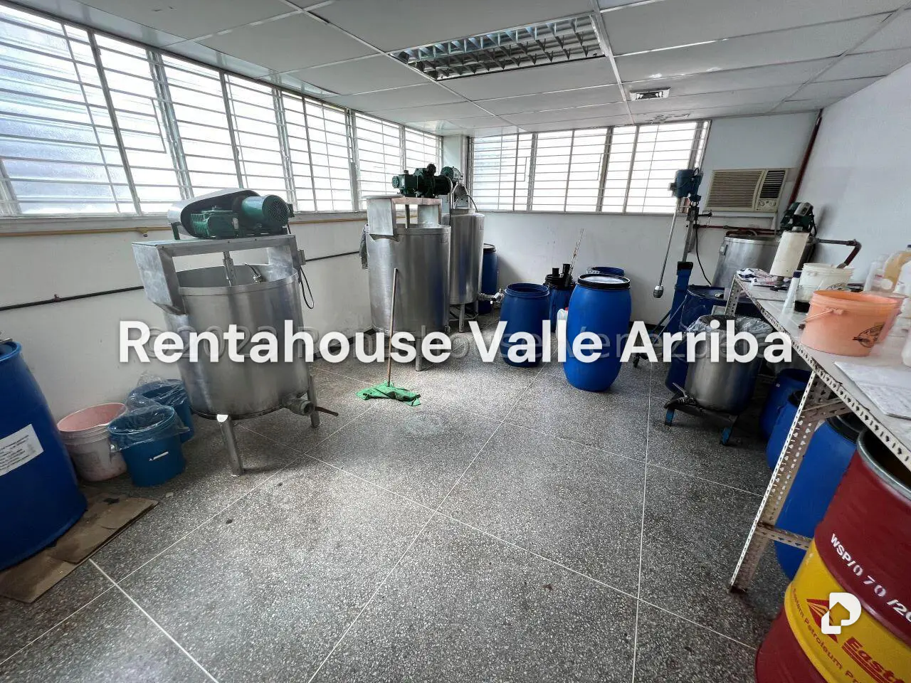 Local comercial en La Urbina, Caracas – 26