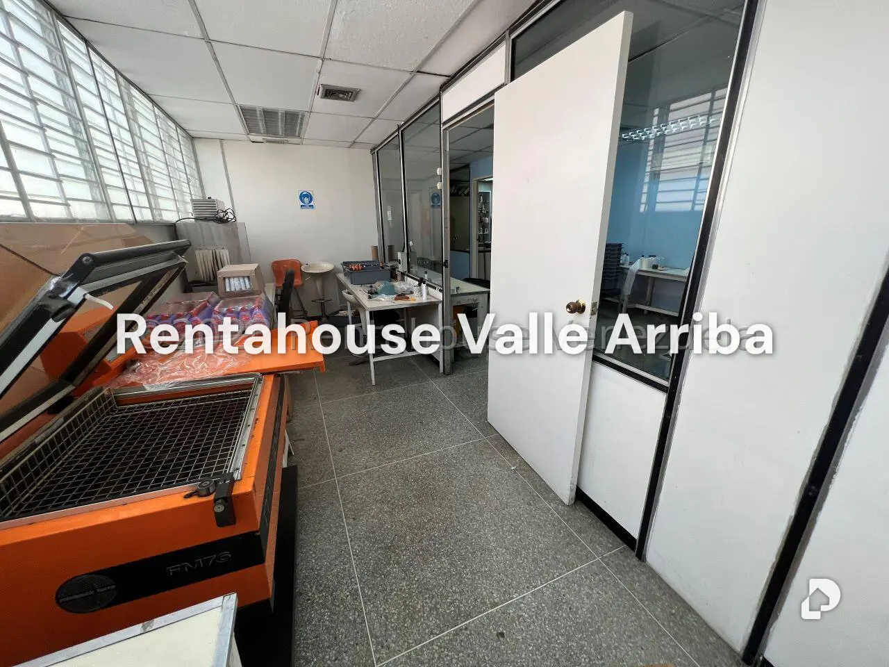 Local comercial en La Urbina, Caracas – 22