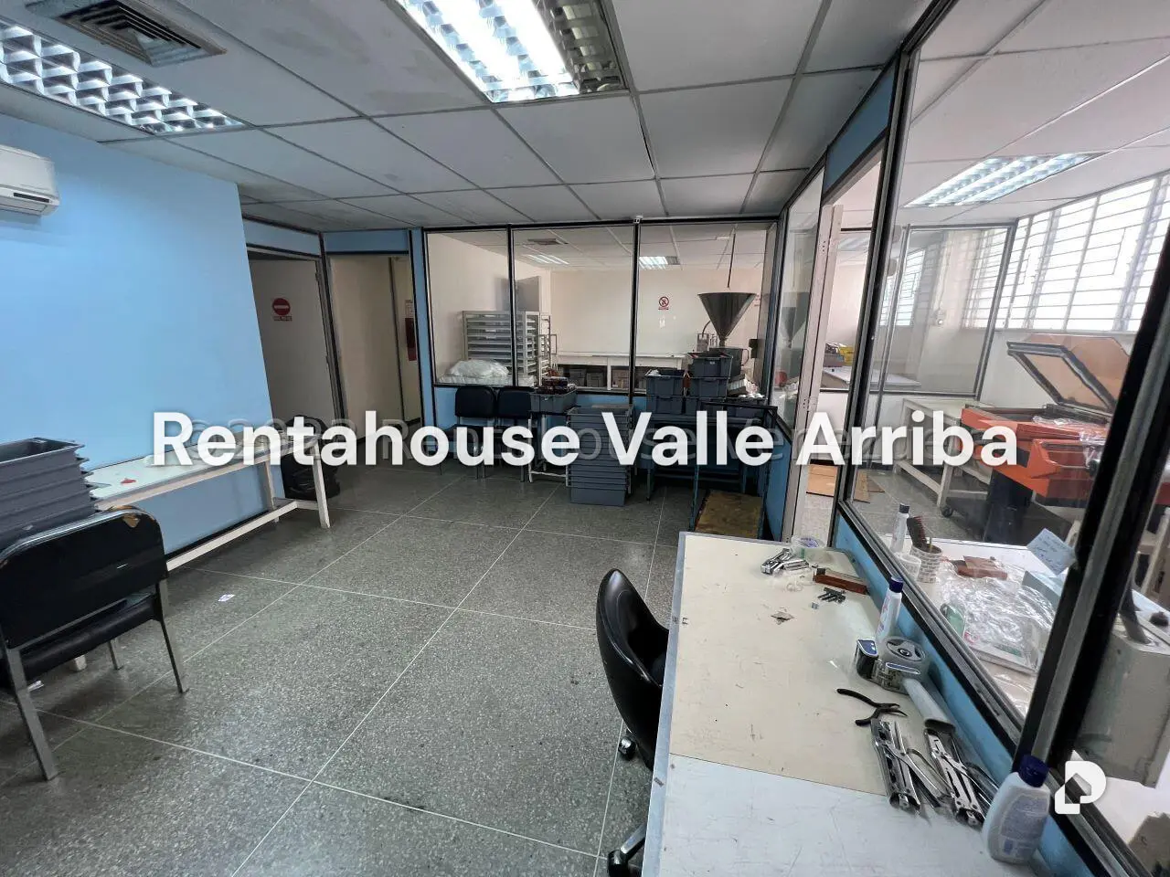 Local comercial en La Urbina, Caracas – 19