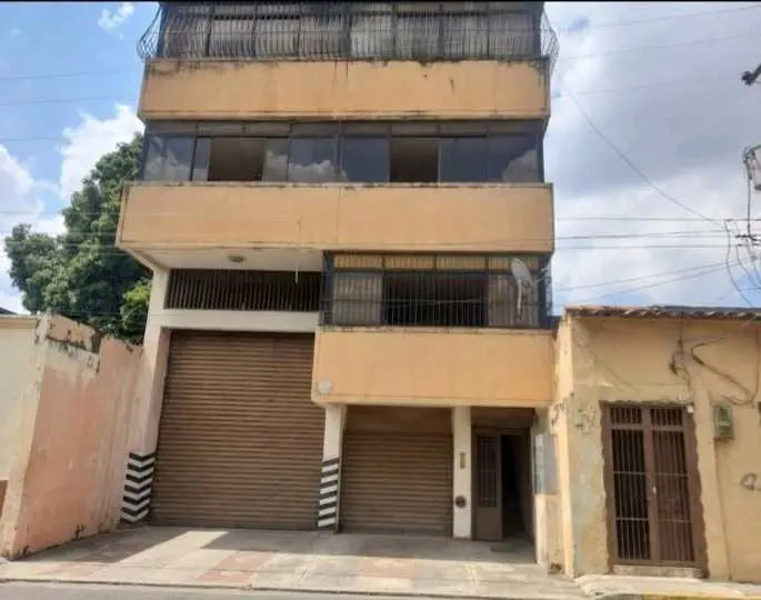 Building in Casco Santa Rosa, Valencia - 1