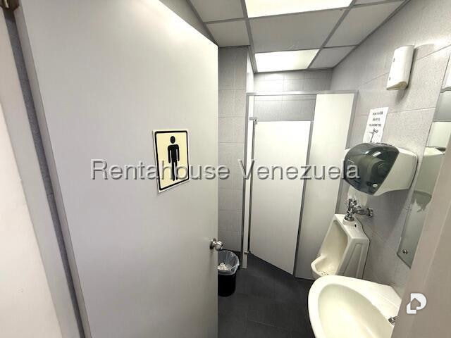 Oficina en Los Cortijos de Lourdes, Caracas