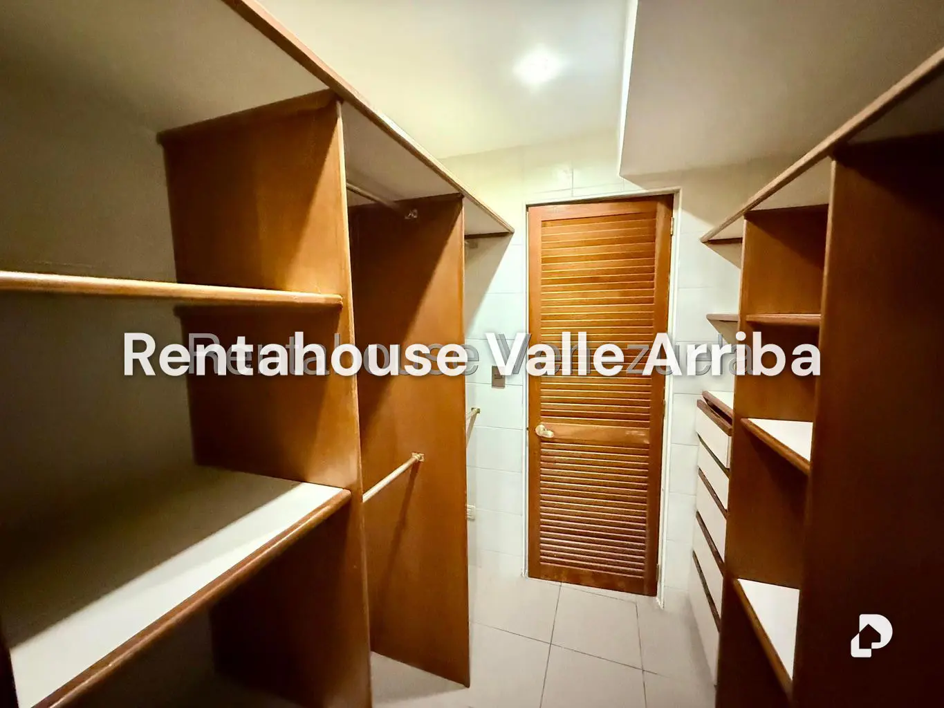 Apartamento en Lomas de La Lagunita, Caracas – 19