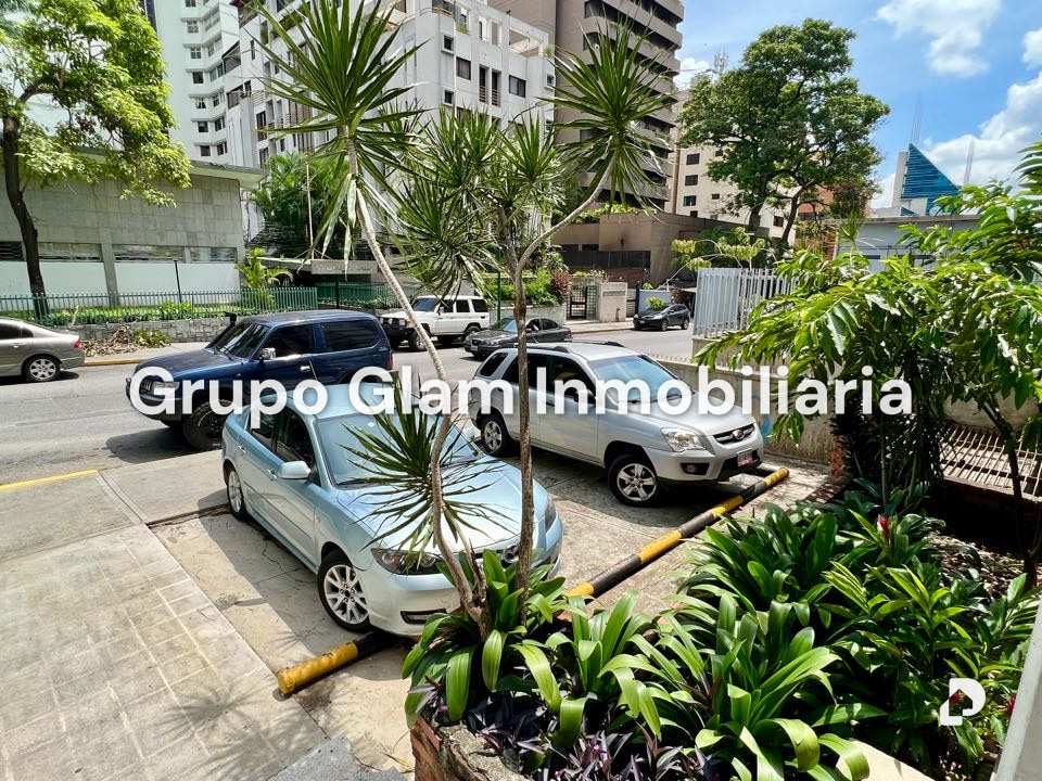 Local comercial en Los Palos Grandes, Caracas – 24