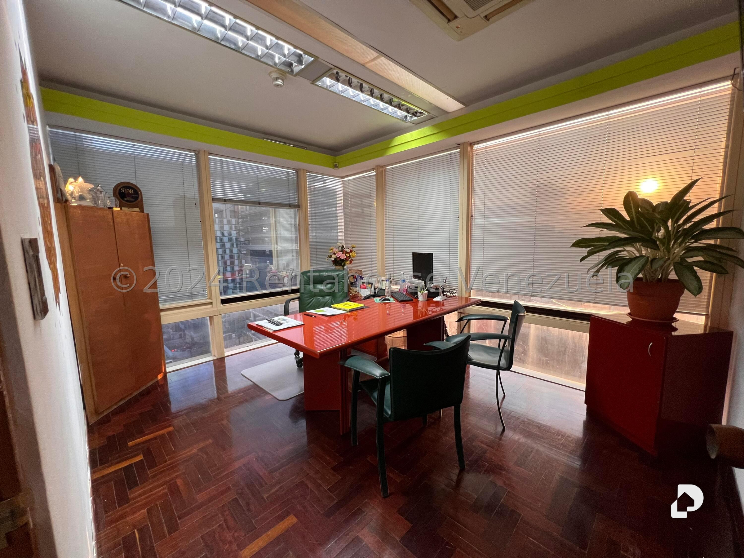 Oficina en La Castellana, Caracas – 18