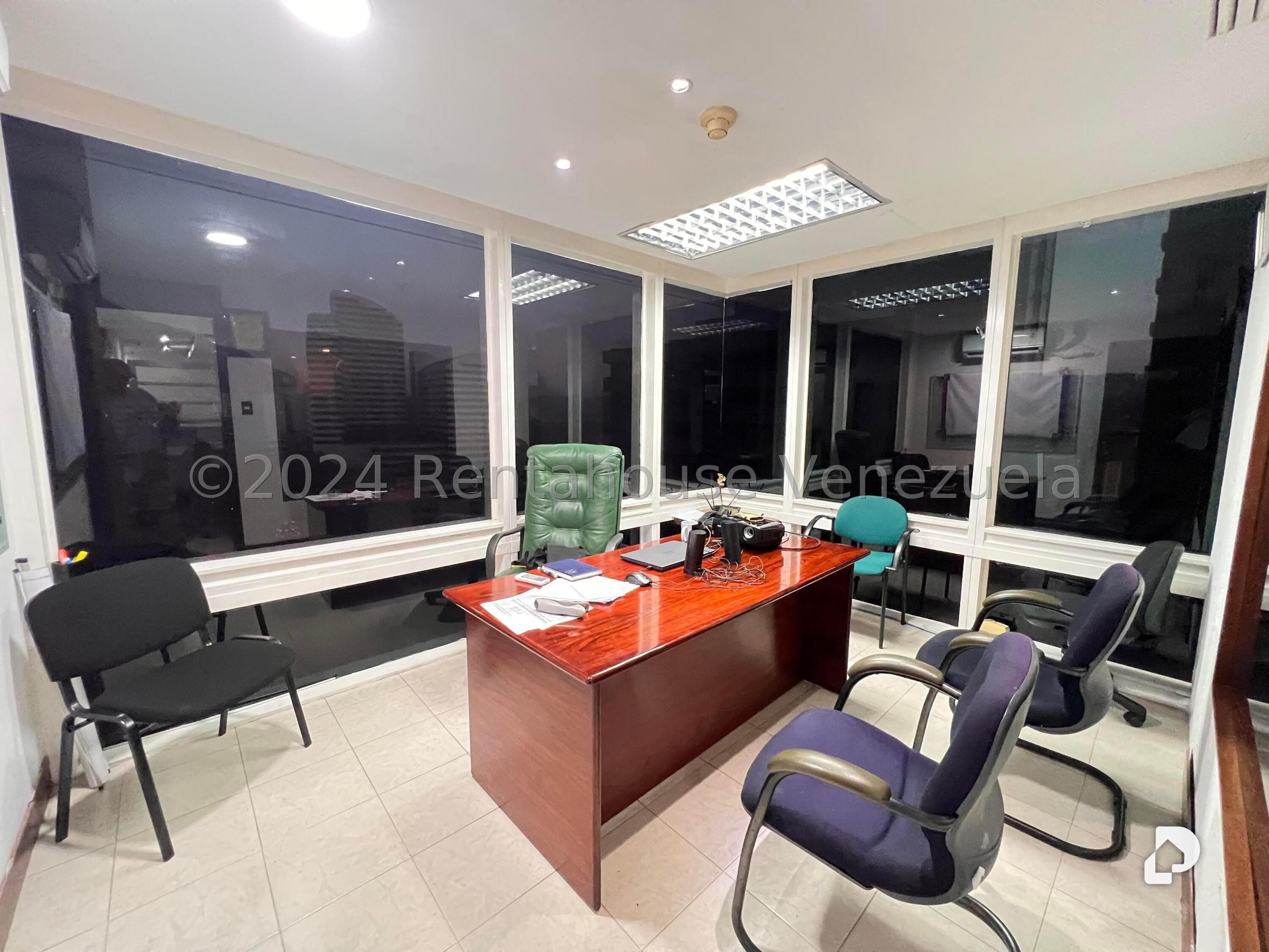 Oficina en La Castellana, Caracas – 25