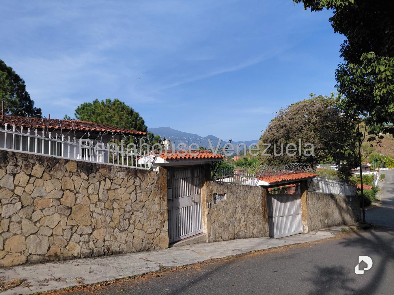 Casa en Lomas De La Trinidad, Caracas – 29