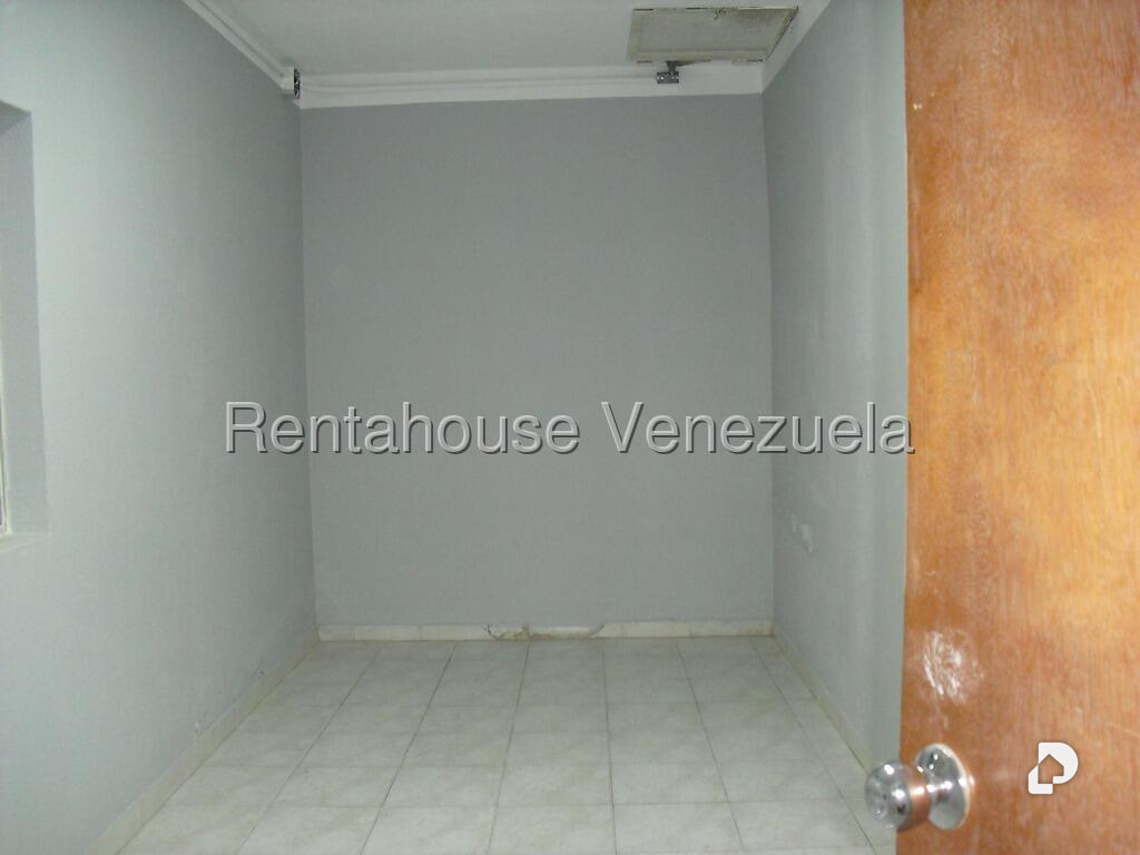 Local comercial en La Trinidad, Caracas – 11
