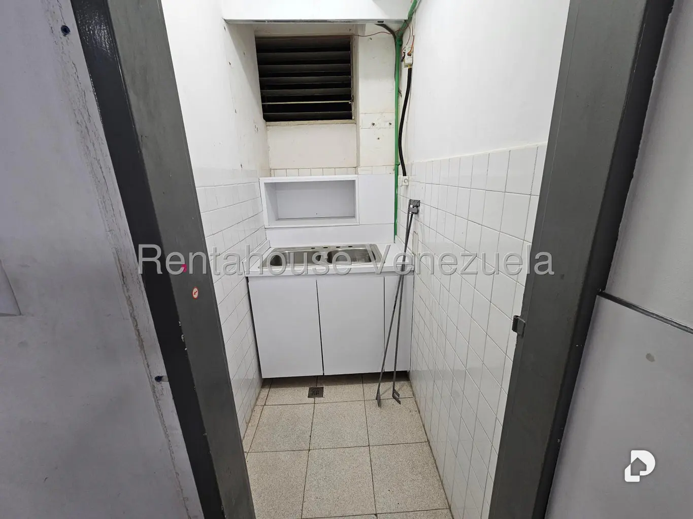 Local comercial en La Urbina, Caracas – 13