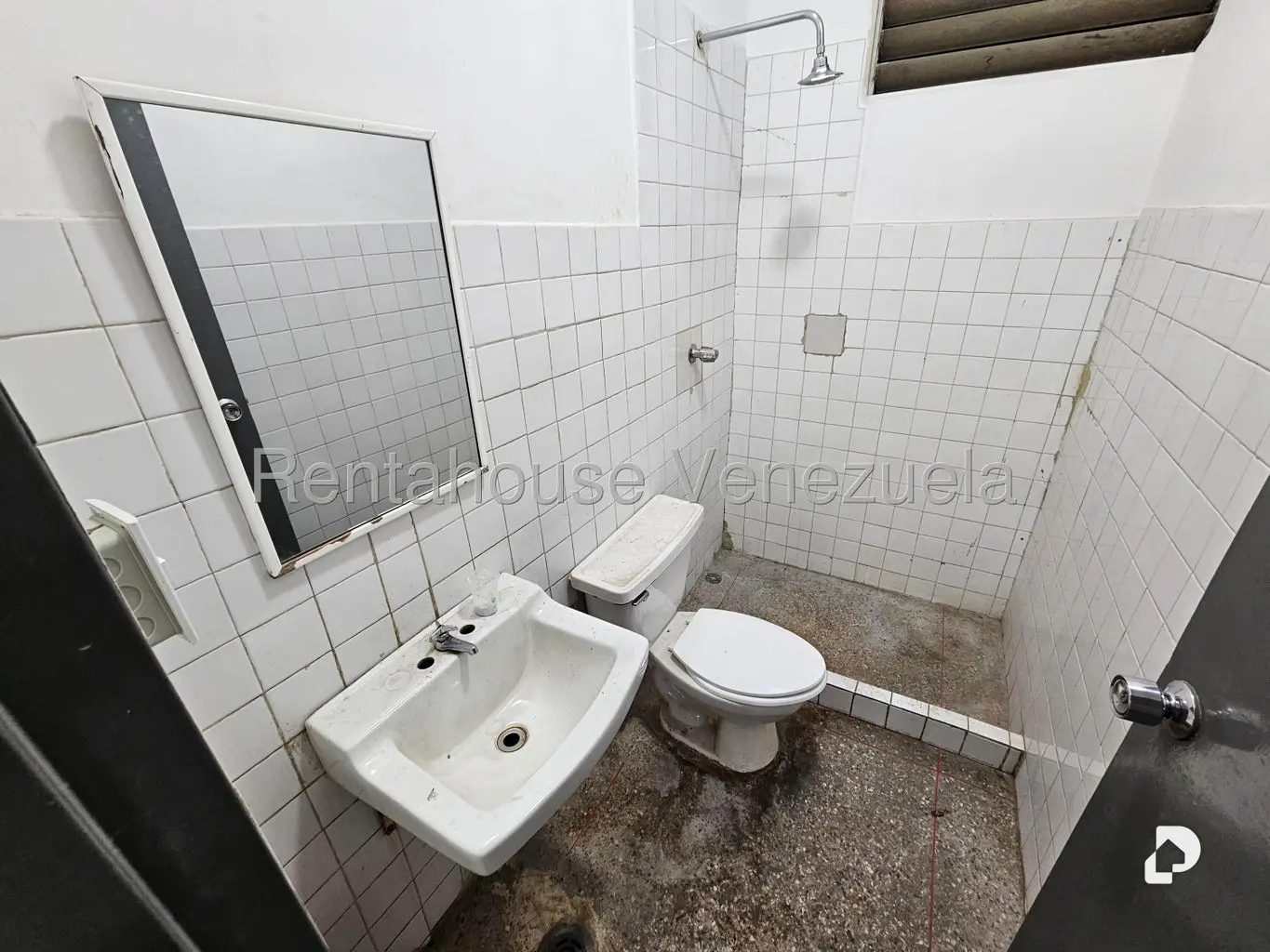 Local comercial en La Urbina, Caracas – 12