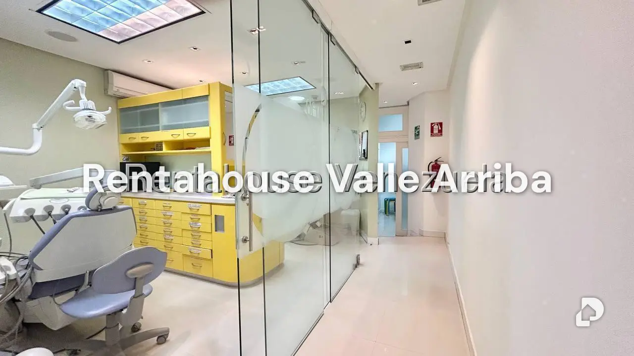 Local comercial en Santa Fe Norte, Caracas – 24