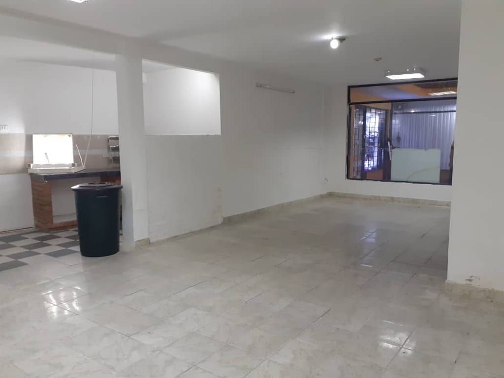 Local comercial en Av. Bolívar Norte, Valencia - 1