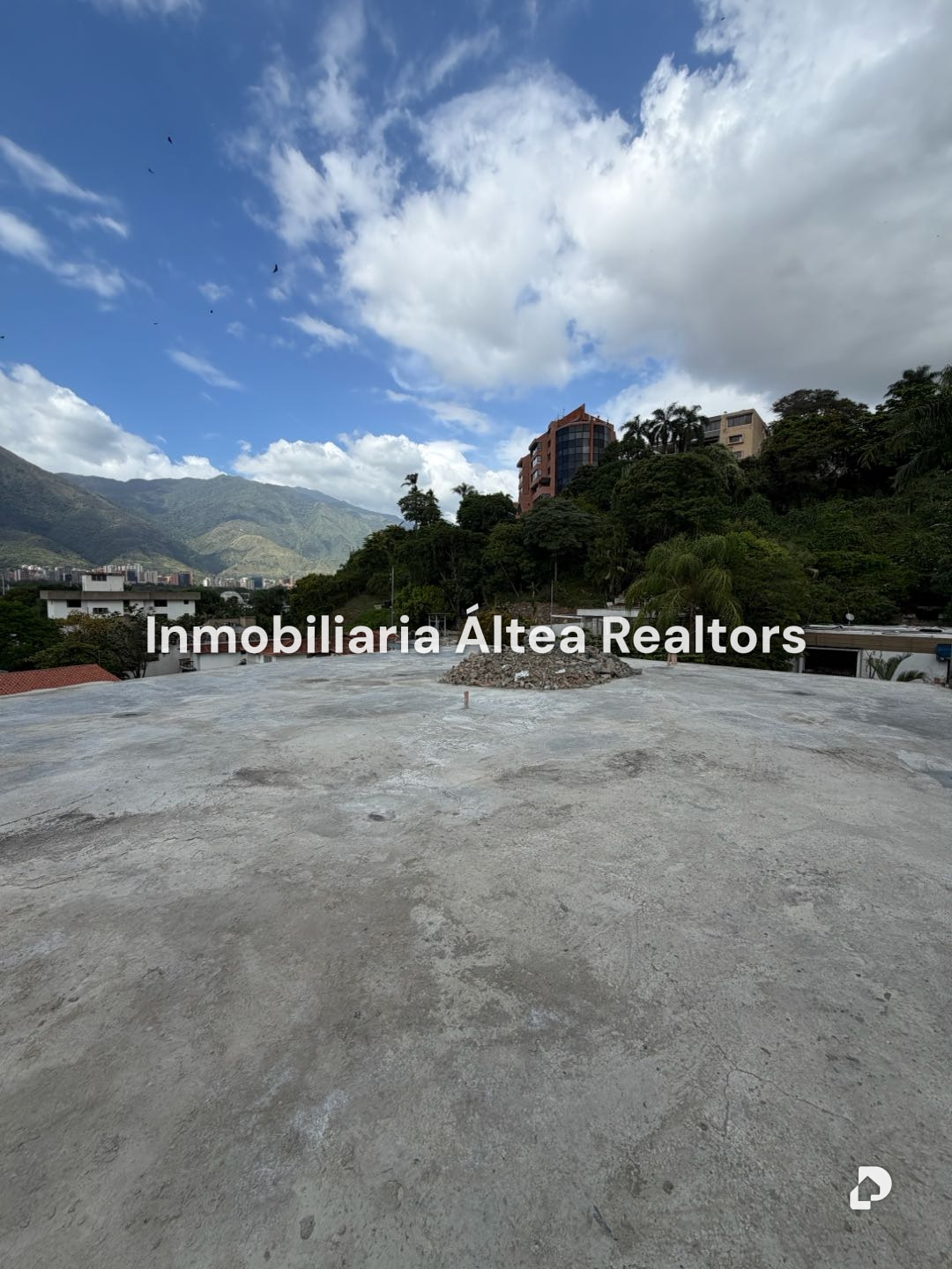Local comercial en Chuao, Caracas – 12