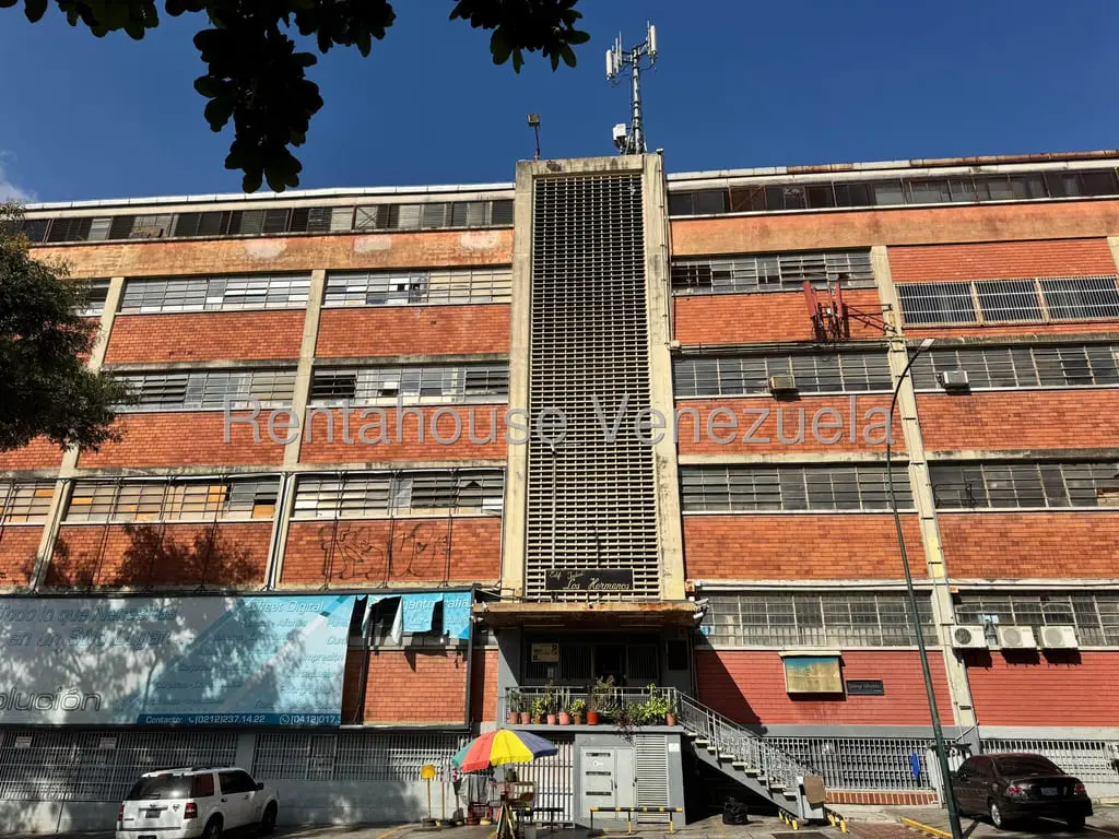 Warehouse in Los Cortijos de Lourdes, Caracas - 1