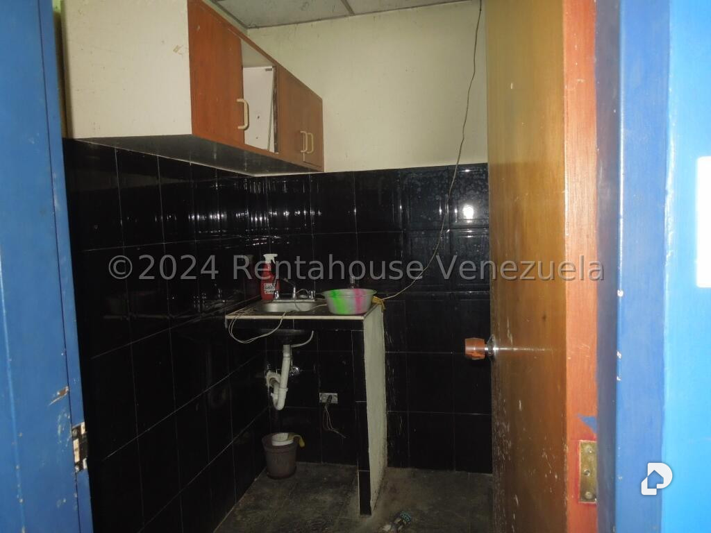 Local comercial en Parroquia Santa Rosalía, Caracas – 18