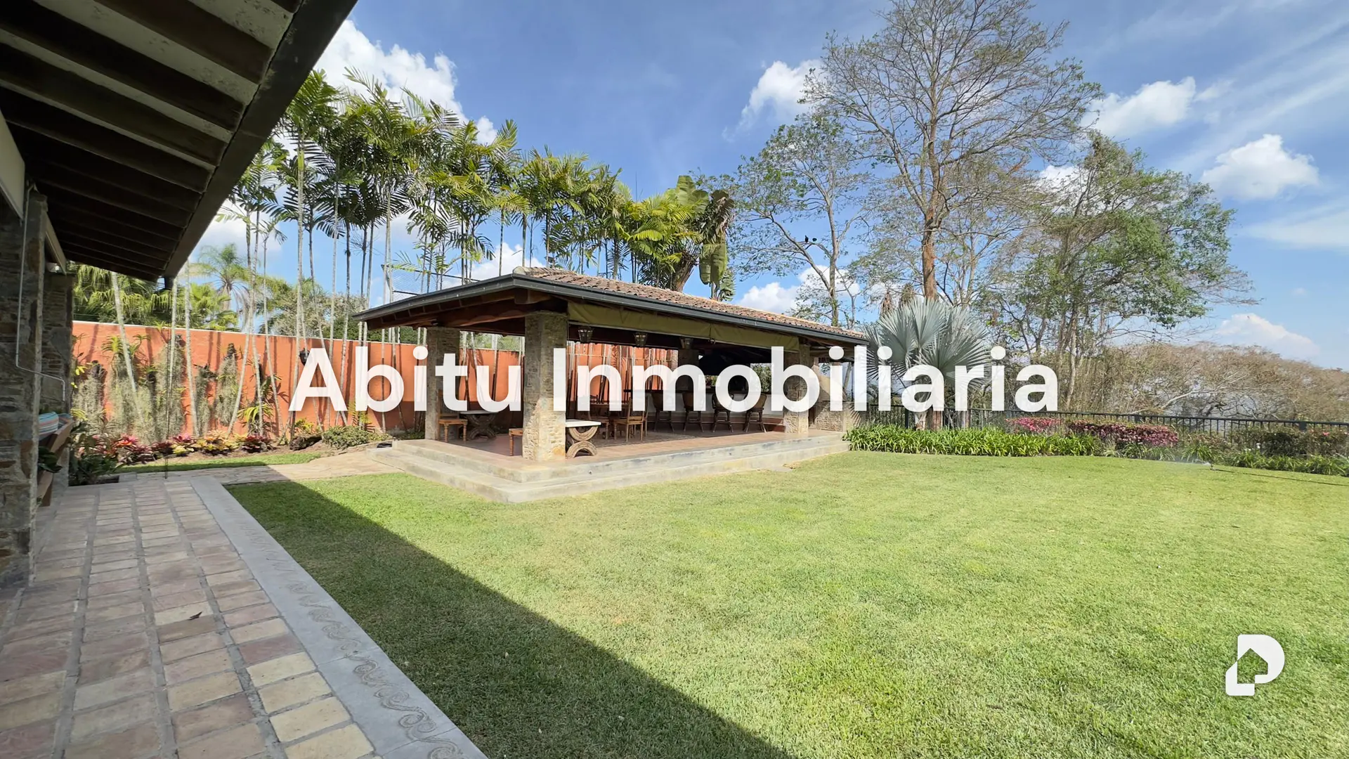House in La Lagunita, Caracas – 18