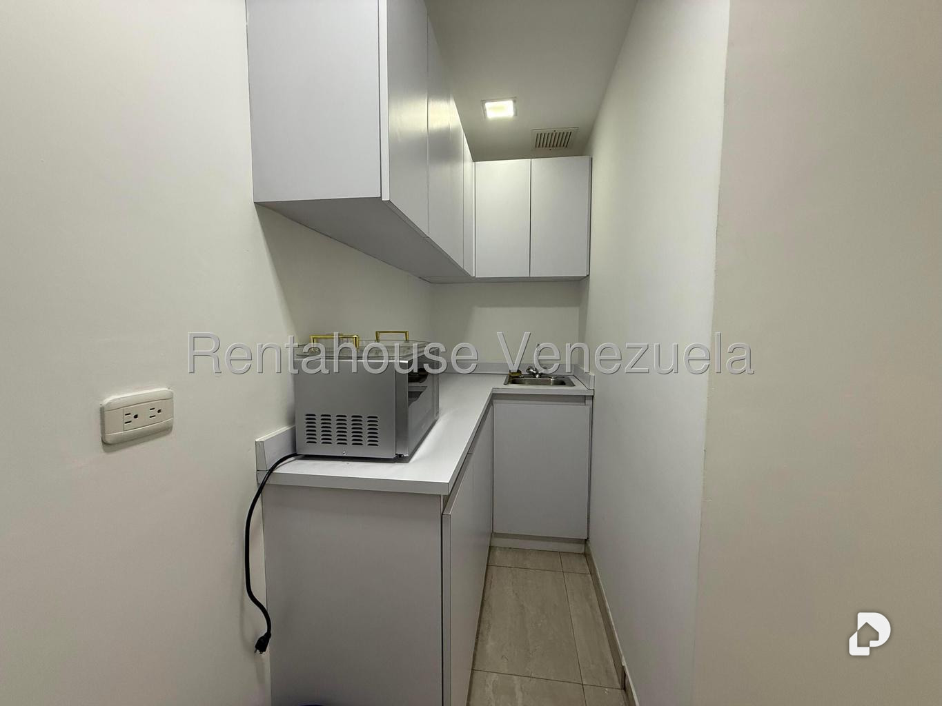 Local comercial en Los Palos Grandes, Caracas – 28