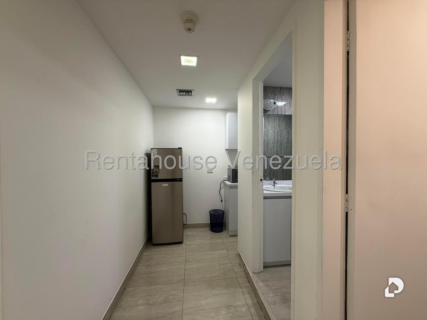 Local comercial en Los Palos Grandes, Caracas – 27
