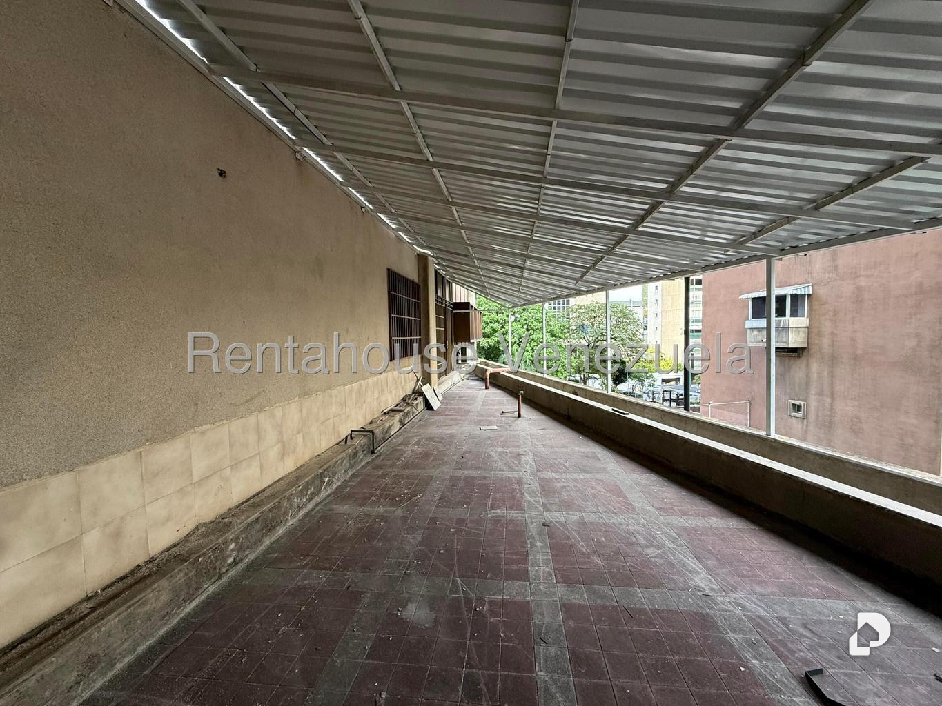 Local comercial en Los Palos Grandes, Caracas – 30