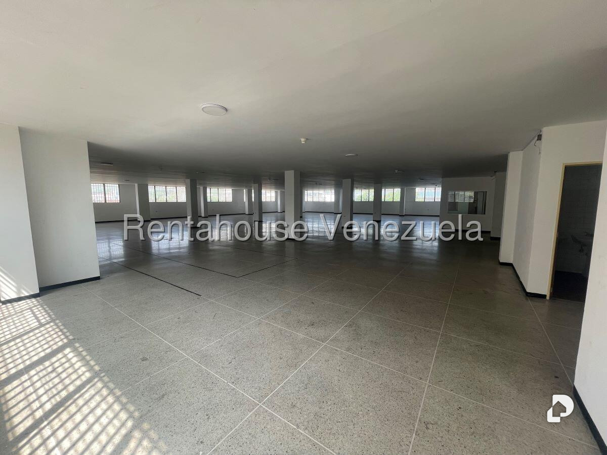 Local comercial en La Urbina, Caracas – 17