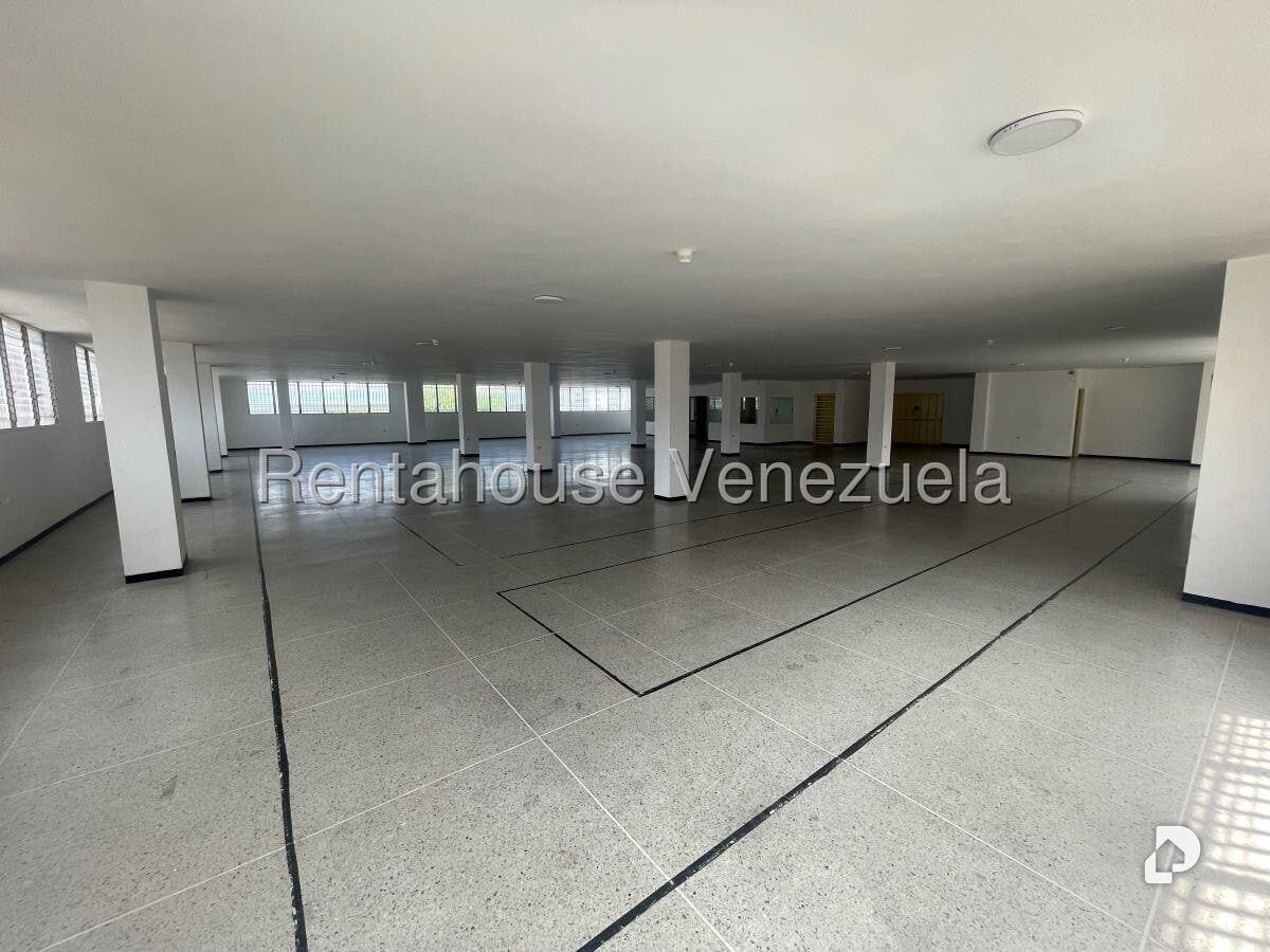 Local comercial en La Urbina, Caracas – 18