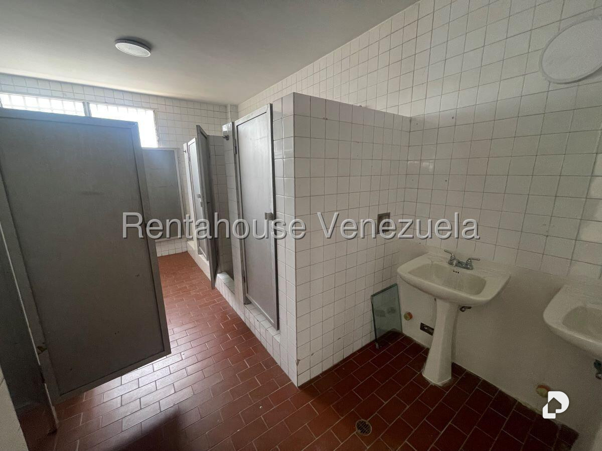 Local comercial en La Urbina, Caracas – 16