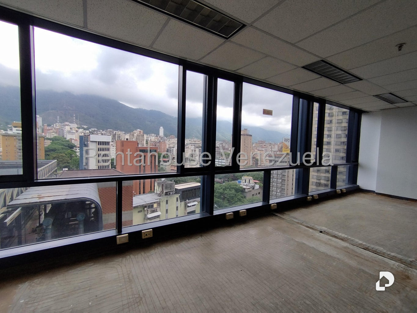 Oficina en Plaza Venezuela, Caracas – 30
