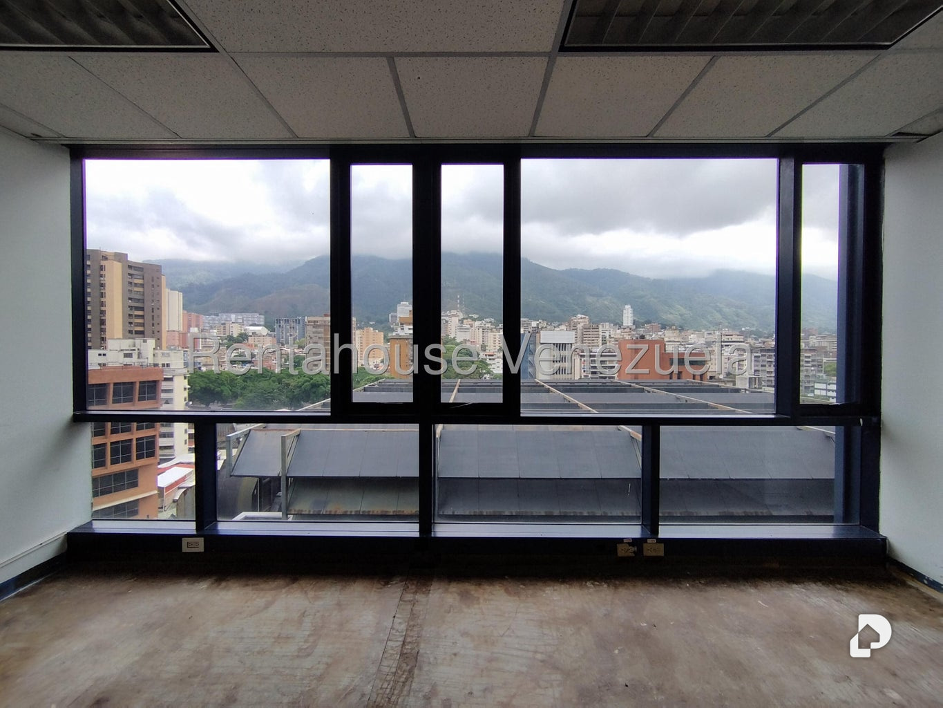 Oficina en Plaza Venezuela, Caracas – 12