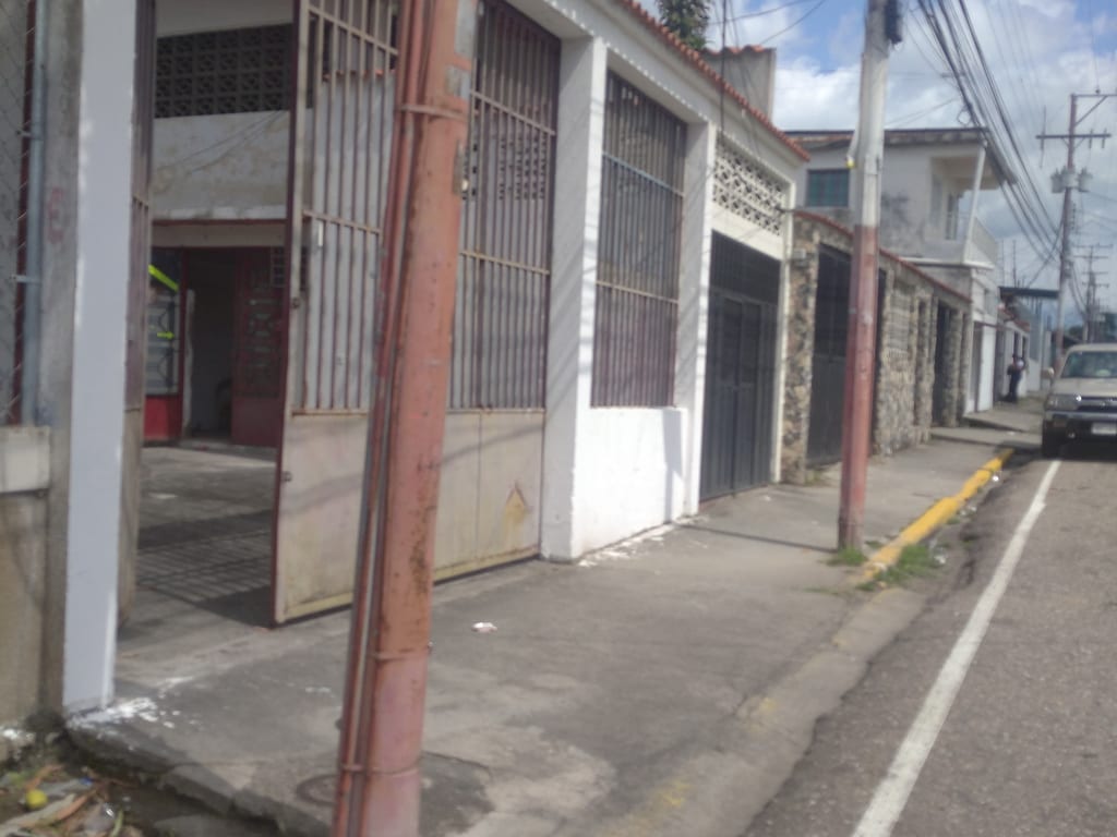 Local comercial en Valera - 1