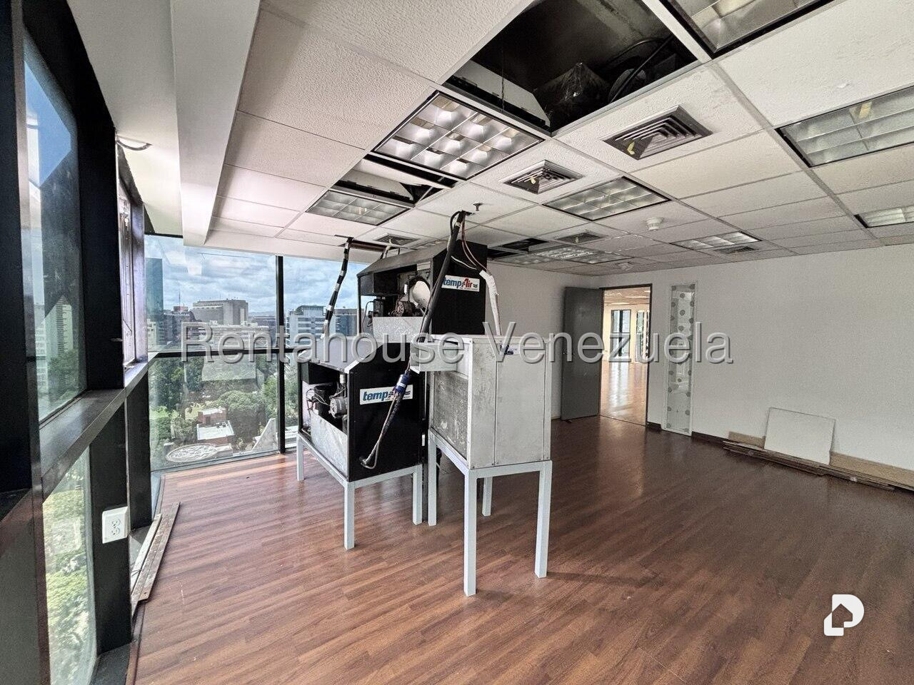 Local comercial en El Bosque, Caracas – 28