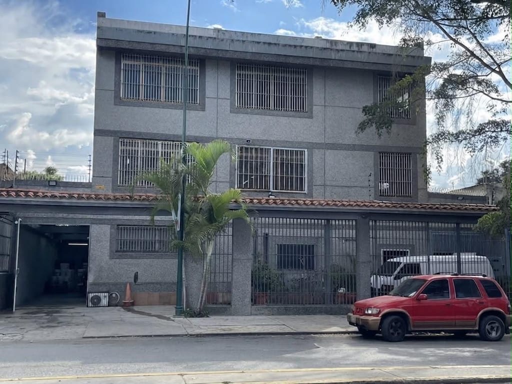 Building in Santa Mónica, Caracas - 1