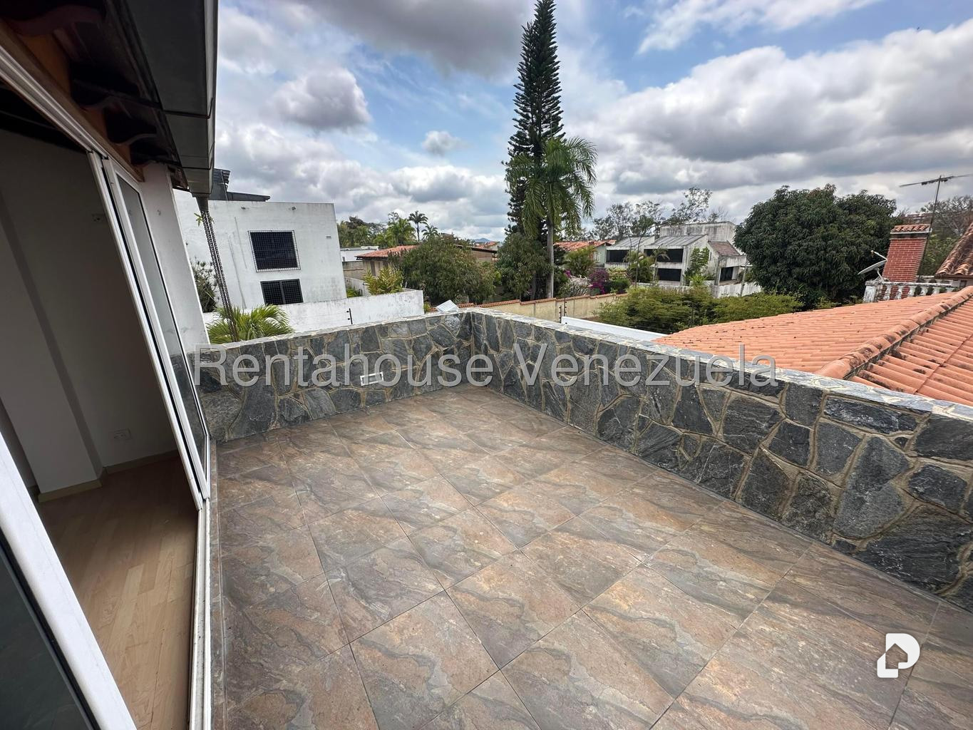Casa en Lomas de La Lagunita, Caracas – 27