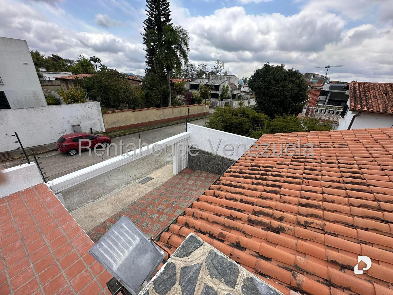Casa en Lomas de La Lagunita, Caracas – 30