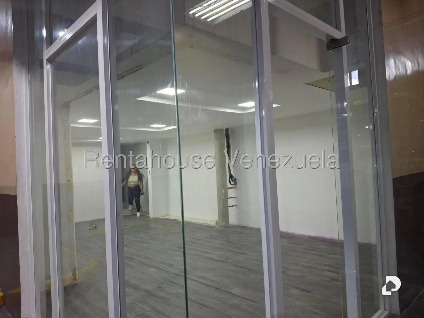Local comercial en Chuao, Caracas – 12