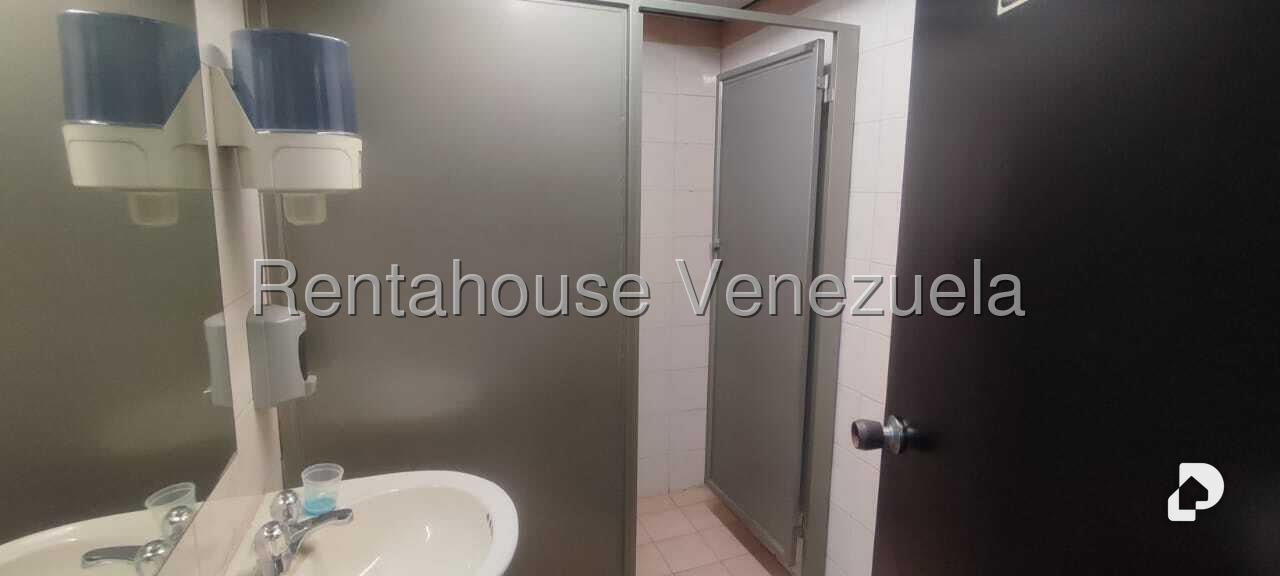 Local comercial en La Urbina, Caracas – 28