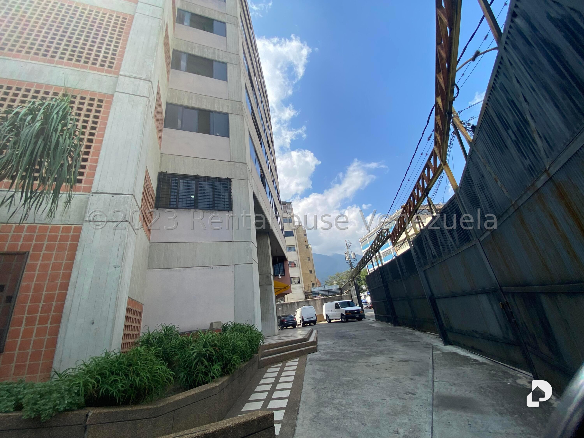 Edificio en Los Dos Caminos, Caracas