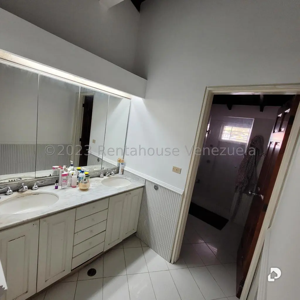 Casa en Cumbres de Curumo, Caracas – 24