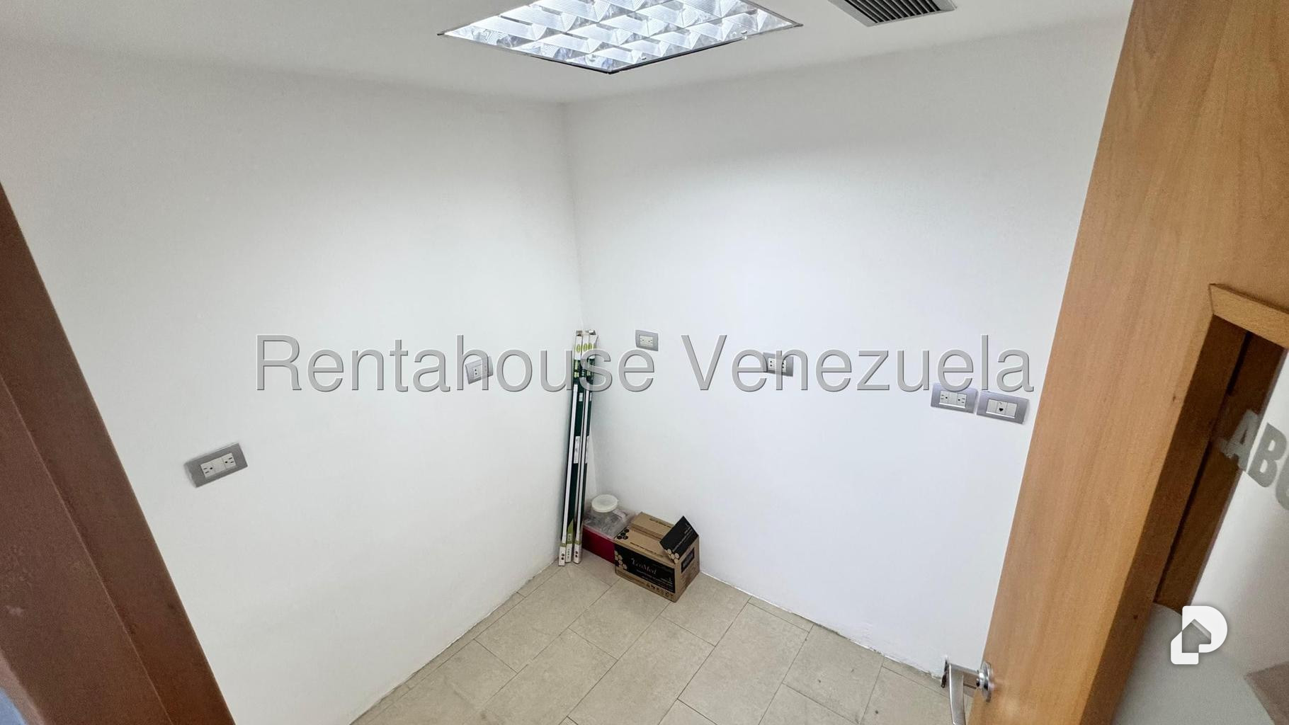Local comercial en Montalbán I, Caracas – 16