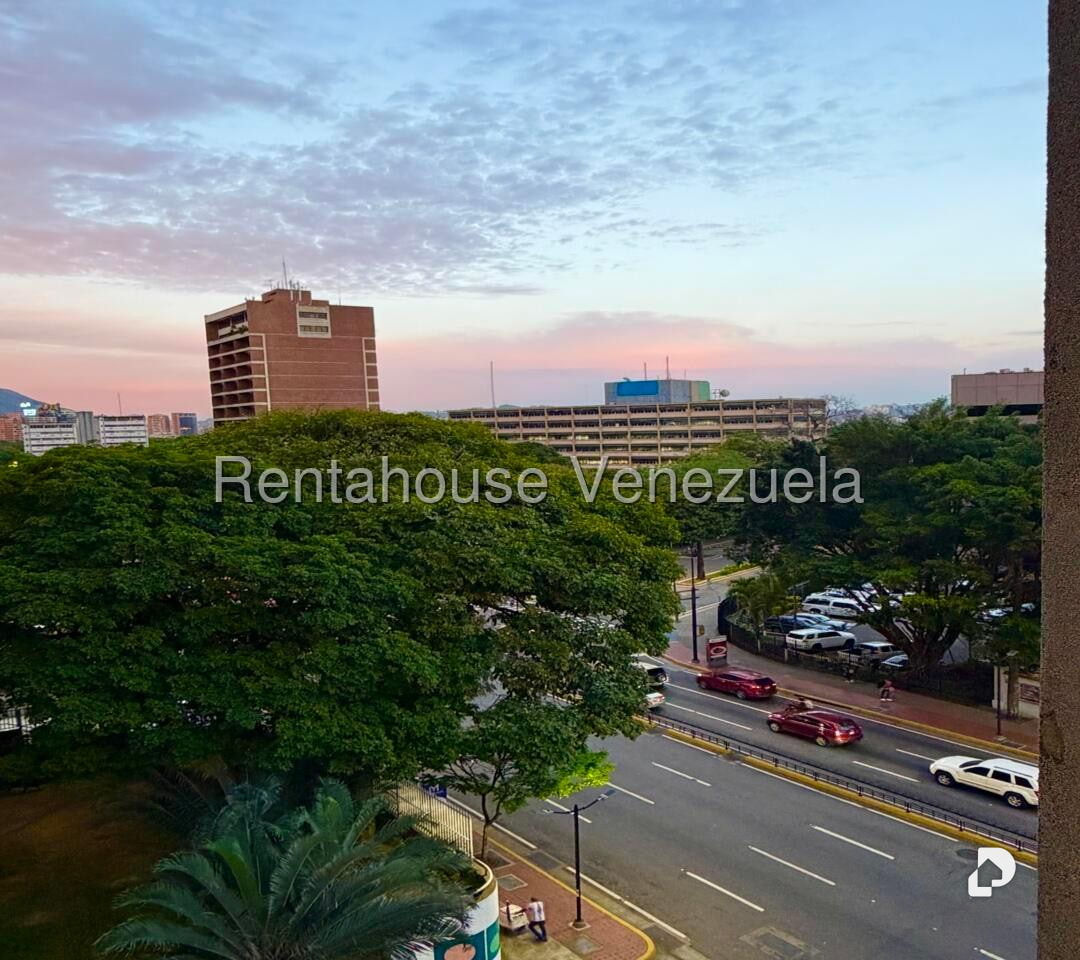 Oficina en Los Palos Grandes, Caracas – 13