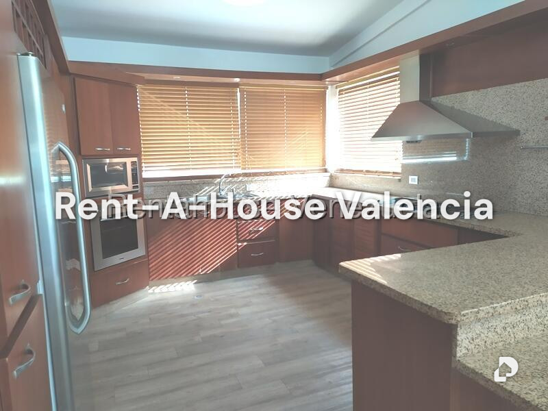 House in Guataparo Country Club, Valencia – 24