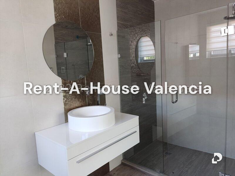 House in Guataparo Country Club, Valencia – 42