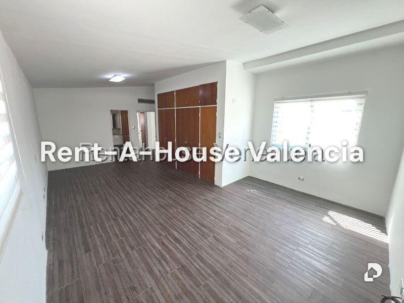 House in Guataparo Country Club, Valencia – 32