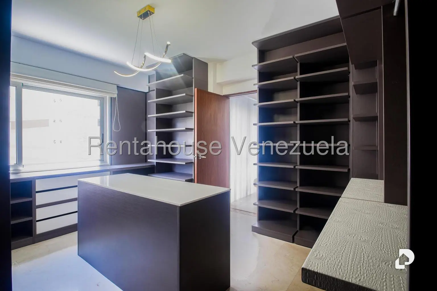 Apartamento en Las Mesetas de Santa Rosa de Lima, Caracas – 24