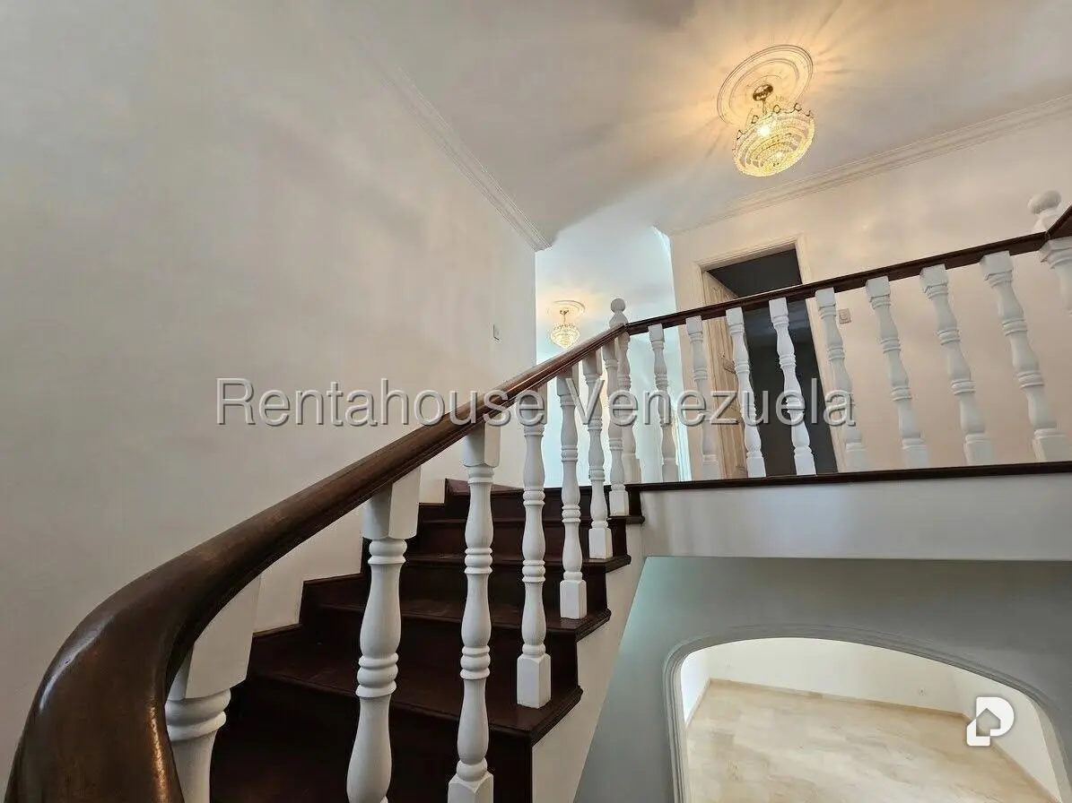 Casa en Lomas de La Lagunita, Caracas – 30