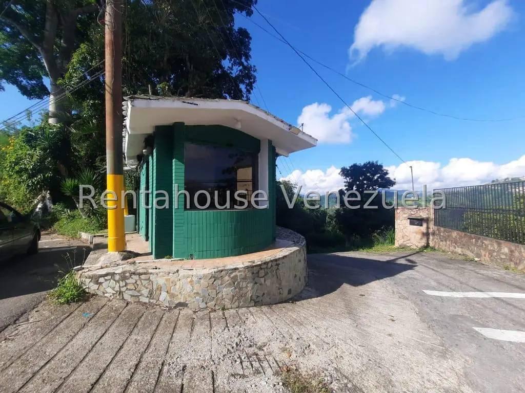 Land in Caracas - 1